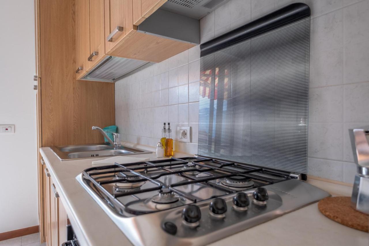 Happy Guest Apartments - Lake View And Pool Riva di Solto Exteriör bild