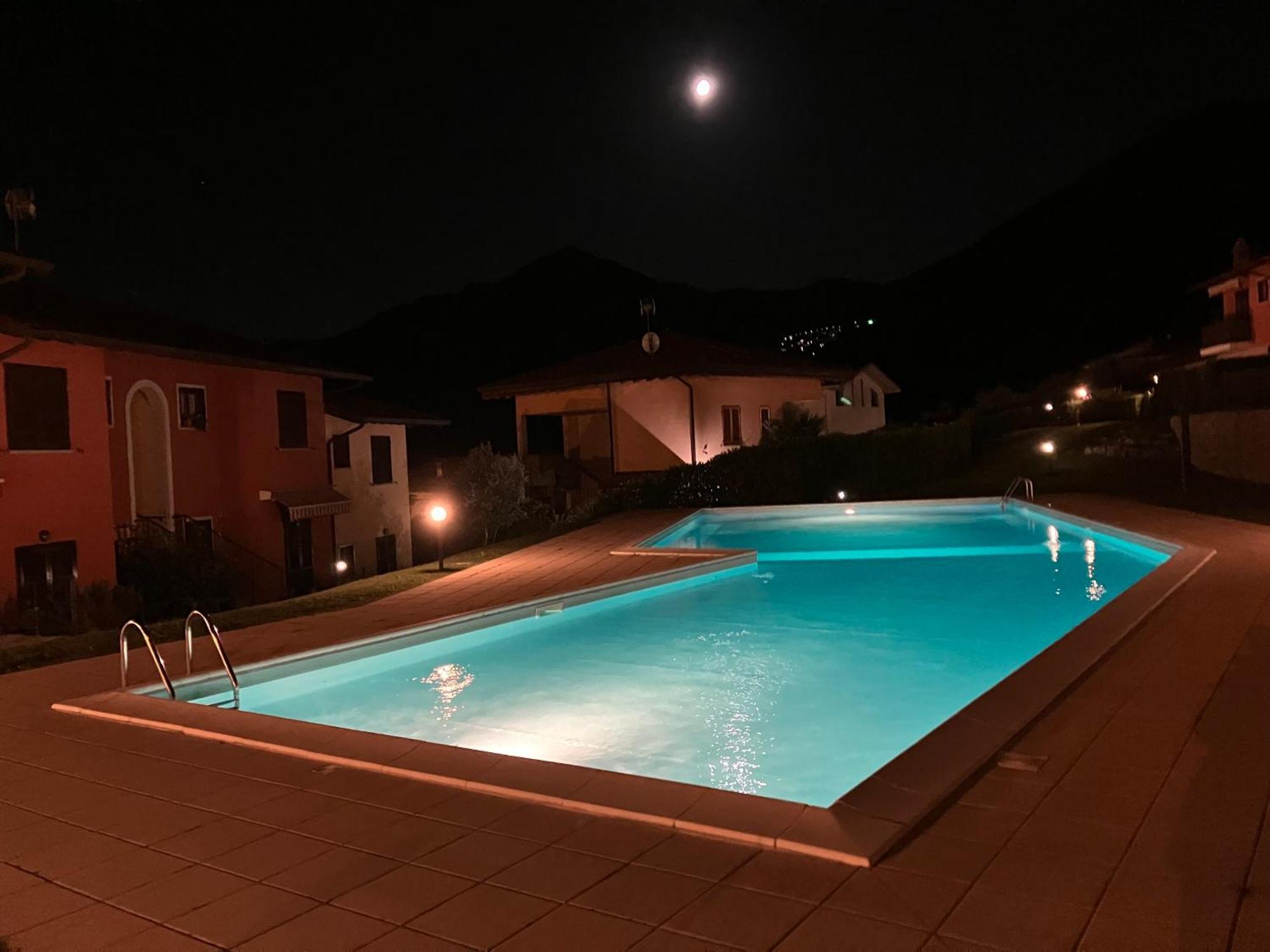 Happy Guest Apartments - Lake View And Pool Riva di Solto Exteriör bild