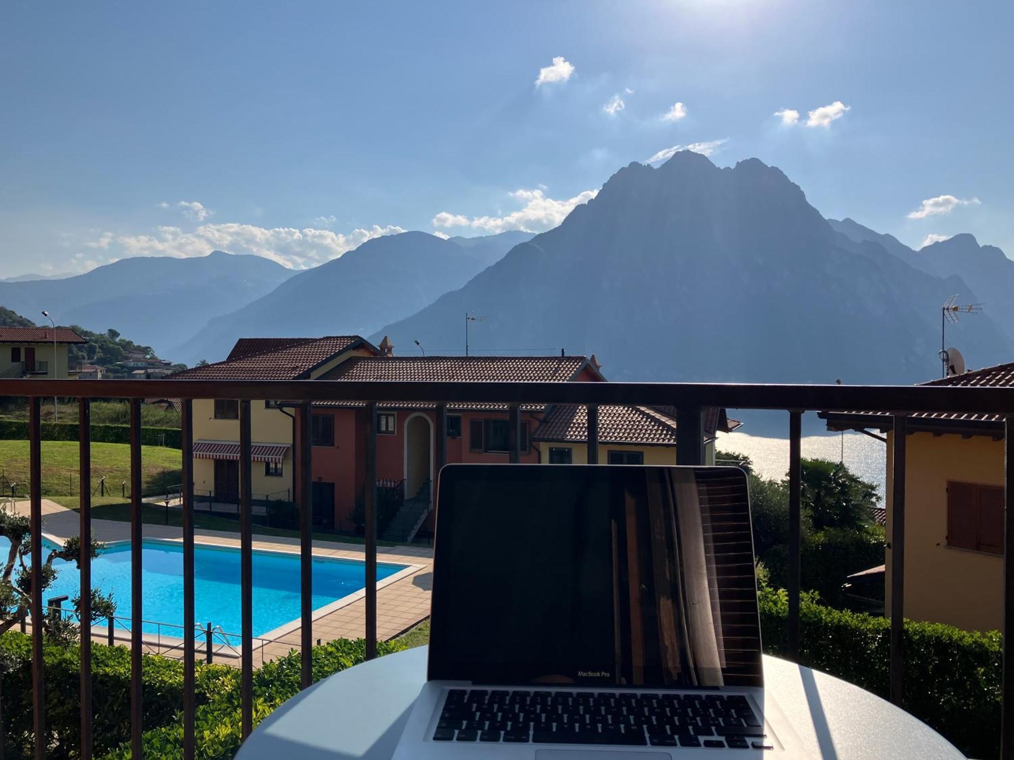 Happy Guest Apartments - Lake View And Pool Riva di Solto Exteriör bild