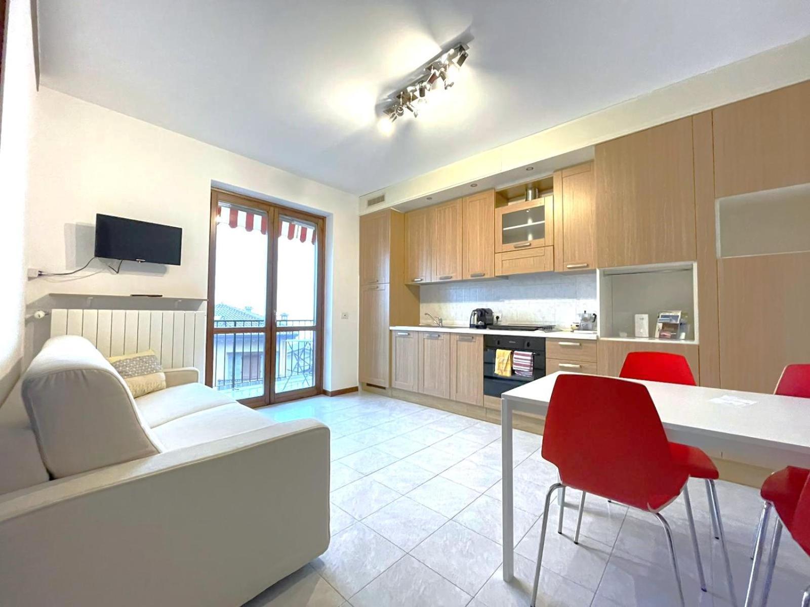 Happy Guest Apartments - Lake View And Pool Riva di Solto Exteriör bild