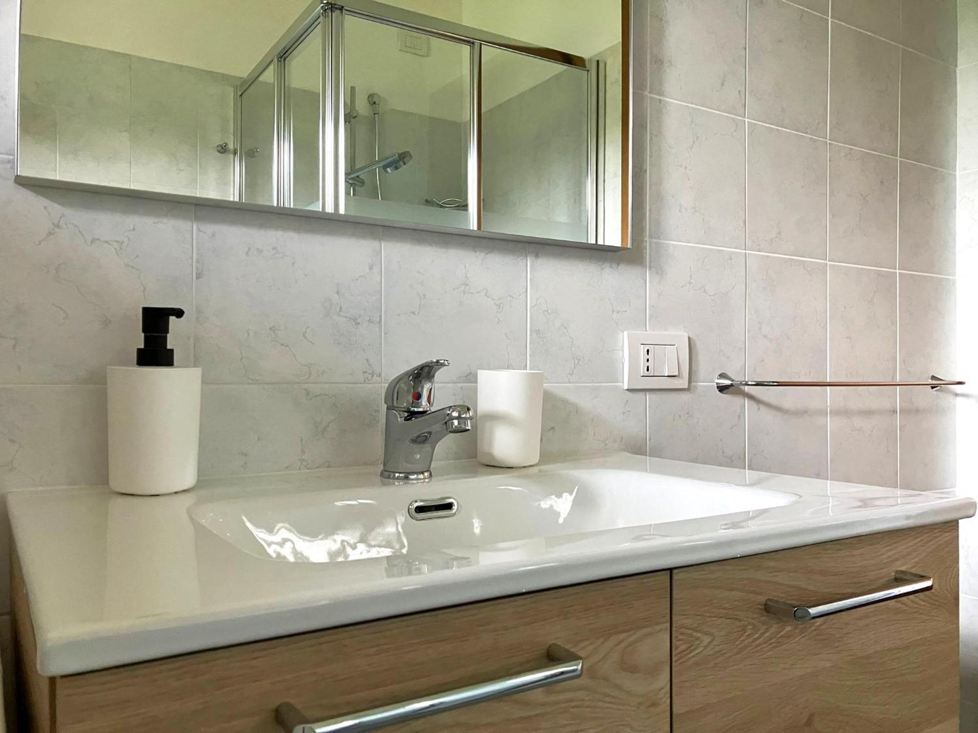 Happy Guest Apartments - Lake View And Pool Riva di Solto Exteriör bild